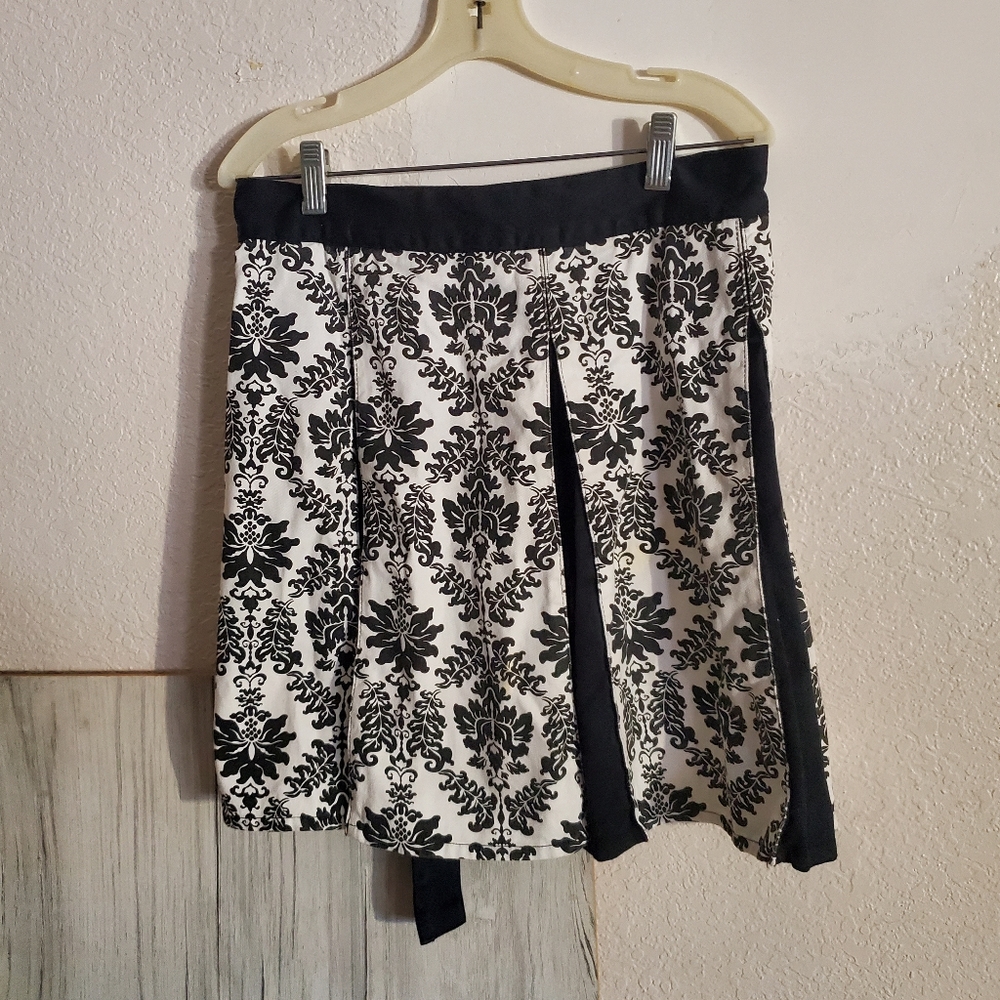 Ritz Black White Print Inverted Pleat Half Apron Tie Back